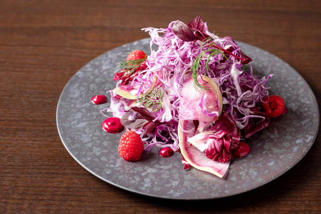 マグロと赤い野菜のサラダ